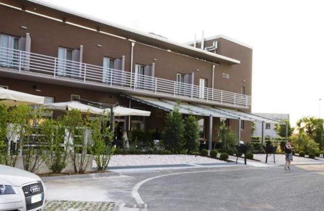 Eq Hotel Travagliato Kültér fotó