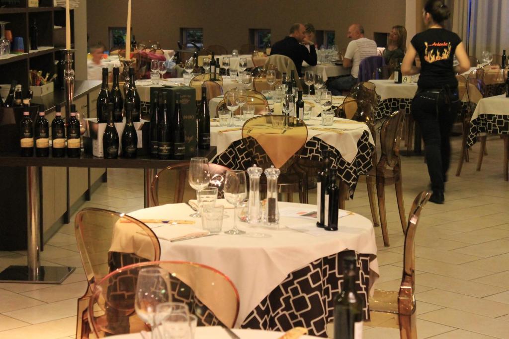 Eq Hotel Travagliato Kültér fotó
