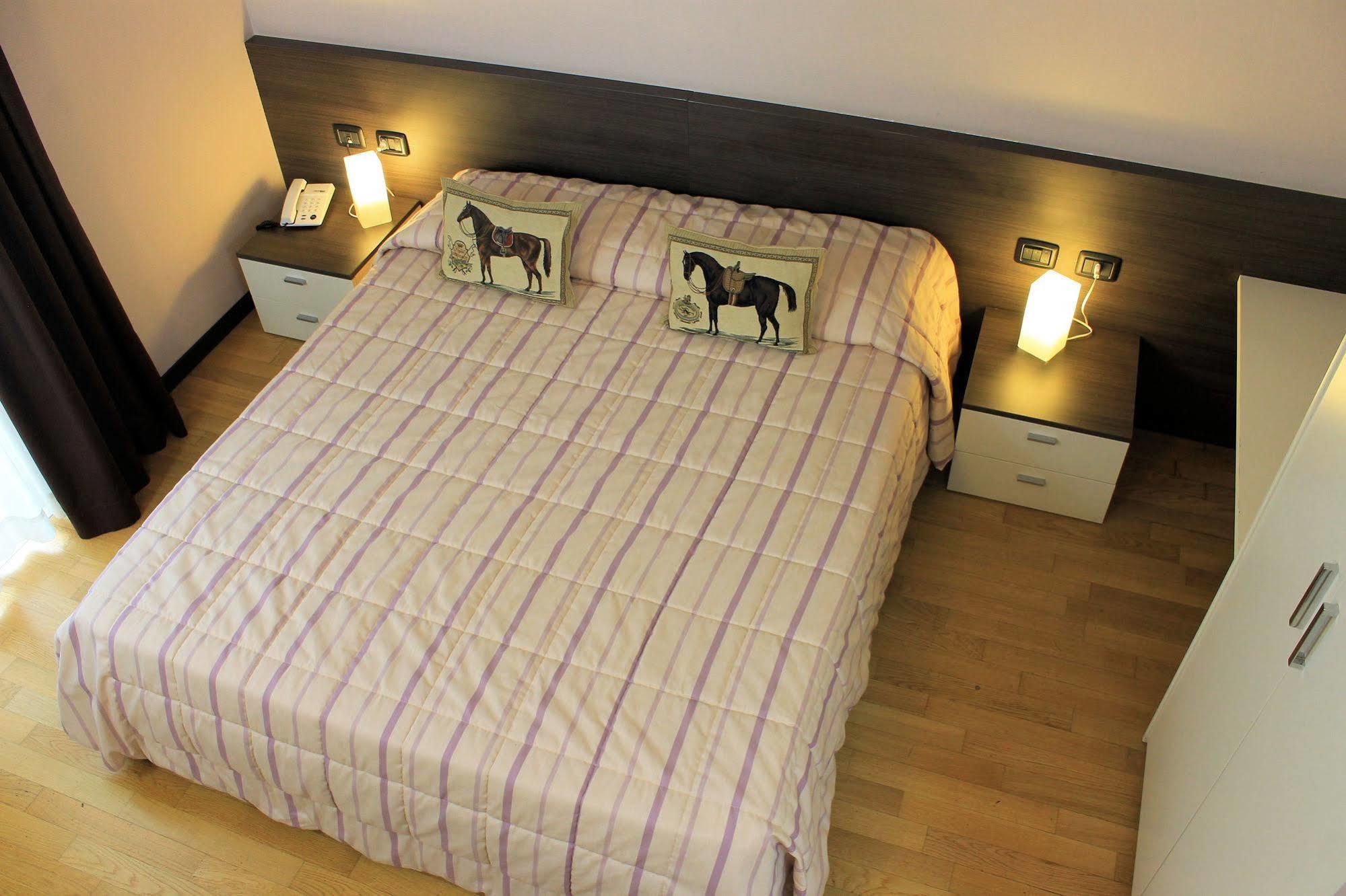 Eq Hotel Travagliato Kültér fotó