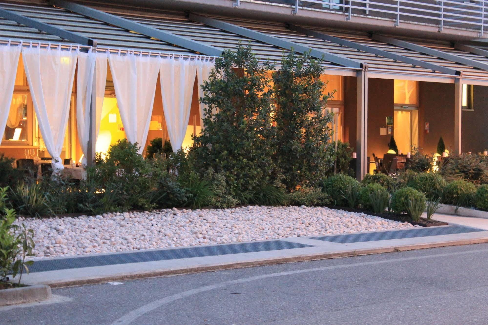 Eq Hotel Travagliato Kültér fotó